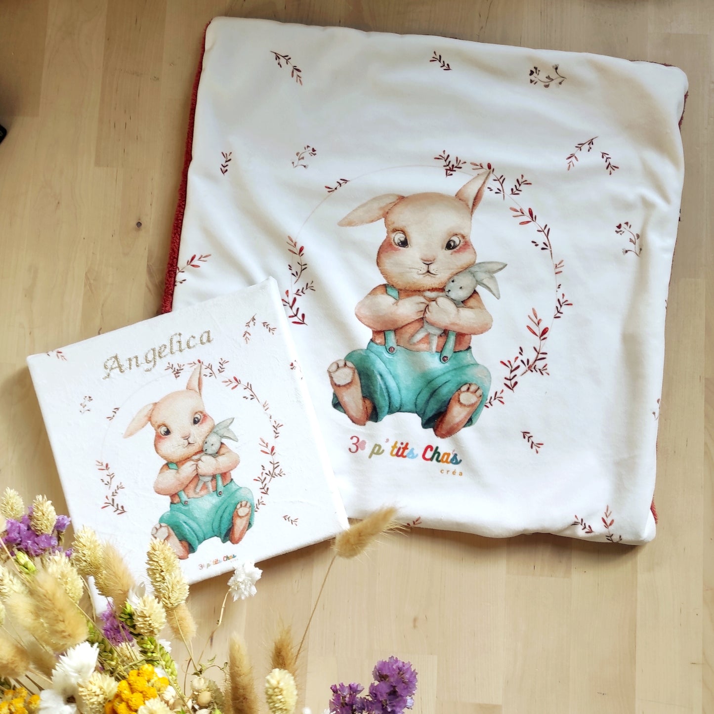 Ensemble de décorations pour chambre d'enfant. Housse de coussin en velours et tableau 20 sur 20 cm personnalisé, motif lapin, dessin original réalisé par 3 ptits Chas créa. Fabrication de la décoration artisanale.