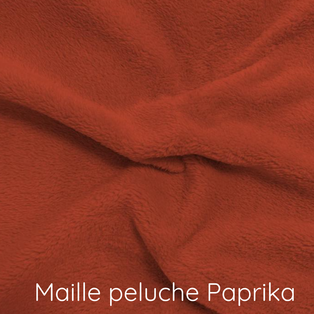 Tissu sur l'envers du bavoir, maille peluche couleur paprika.