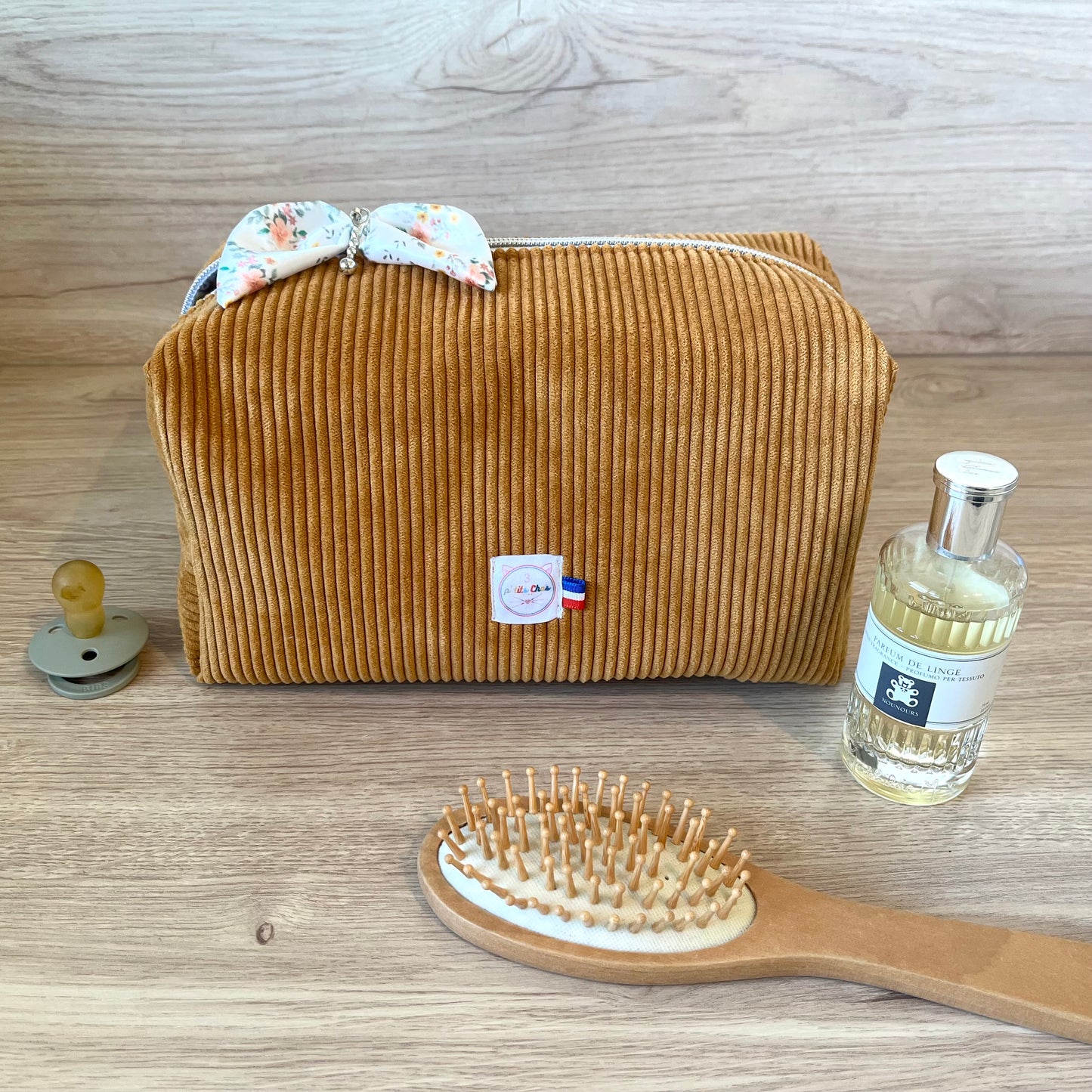 Trousse de toilette en velours et ruban fleuri, couleur jaune et fleurs saumonées.