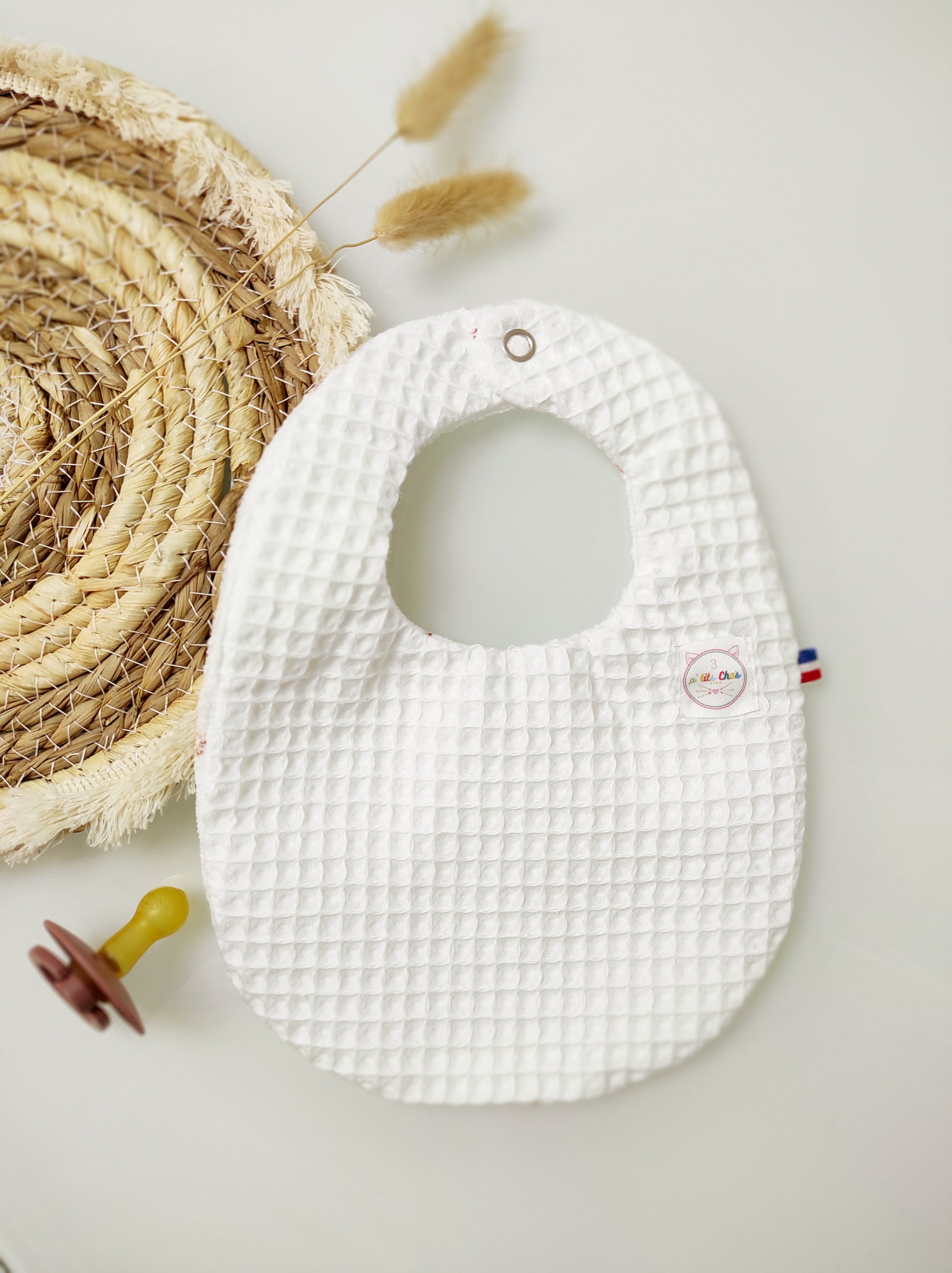 Bavoir sans personnalisation- nid d'abeille blanc avec logo 3ptitschascrea