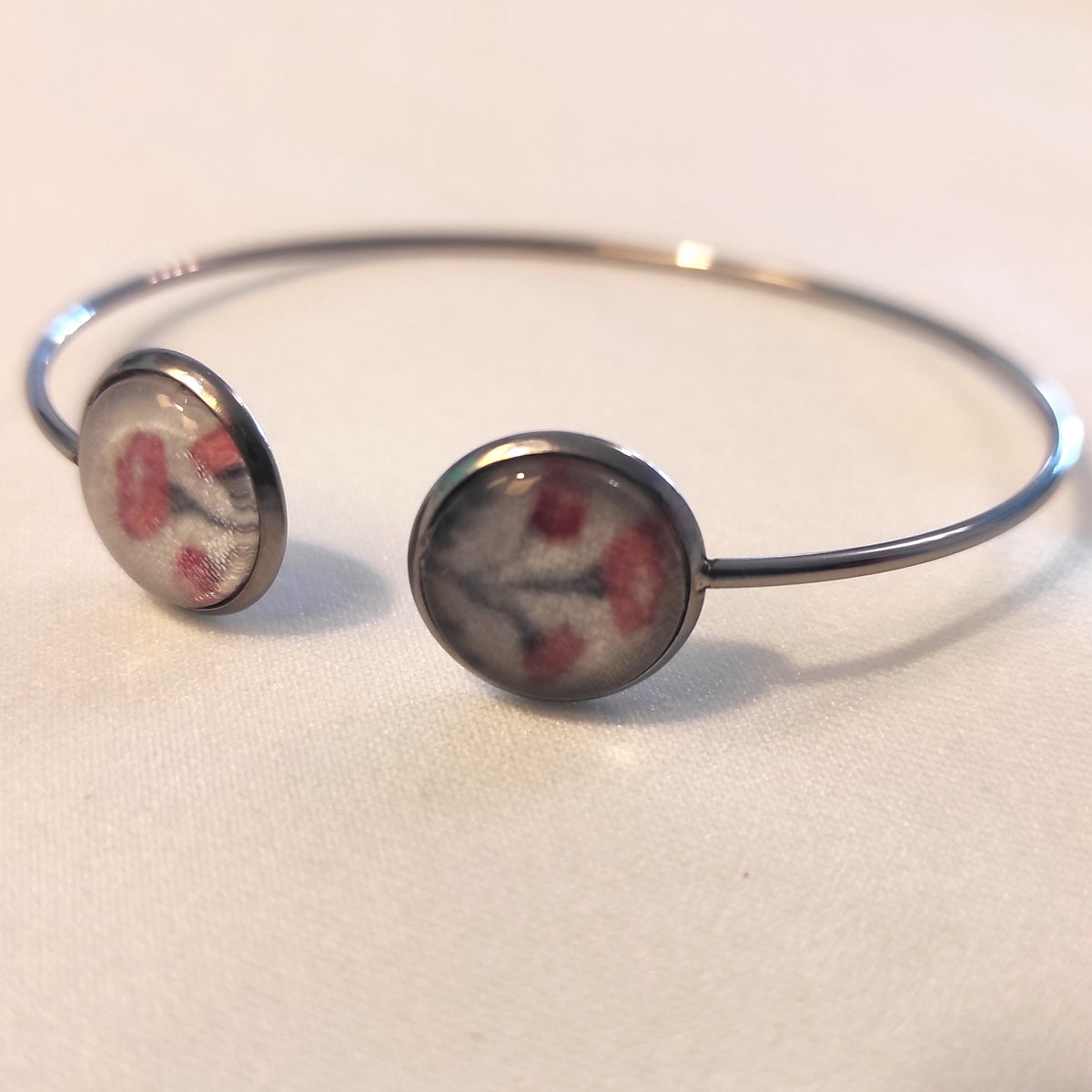 bracelet feuillage avec fleurs roses mises en valeur