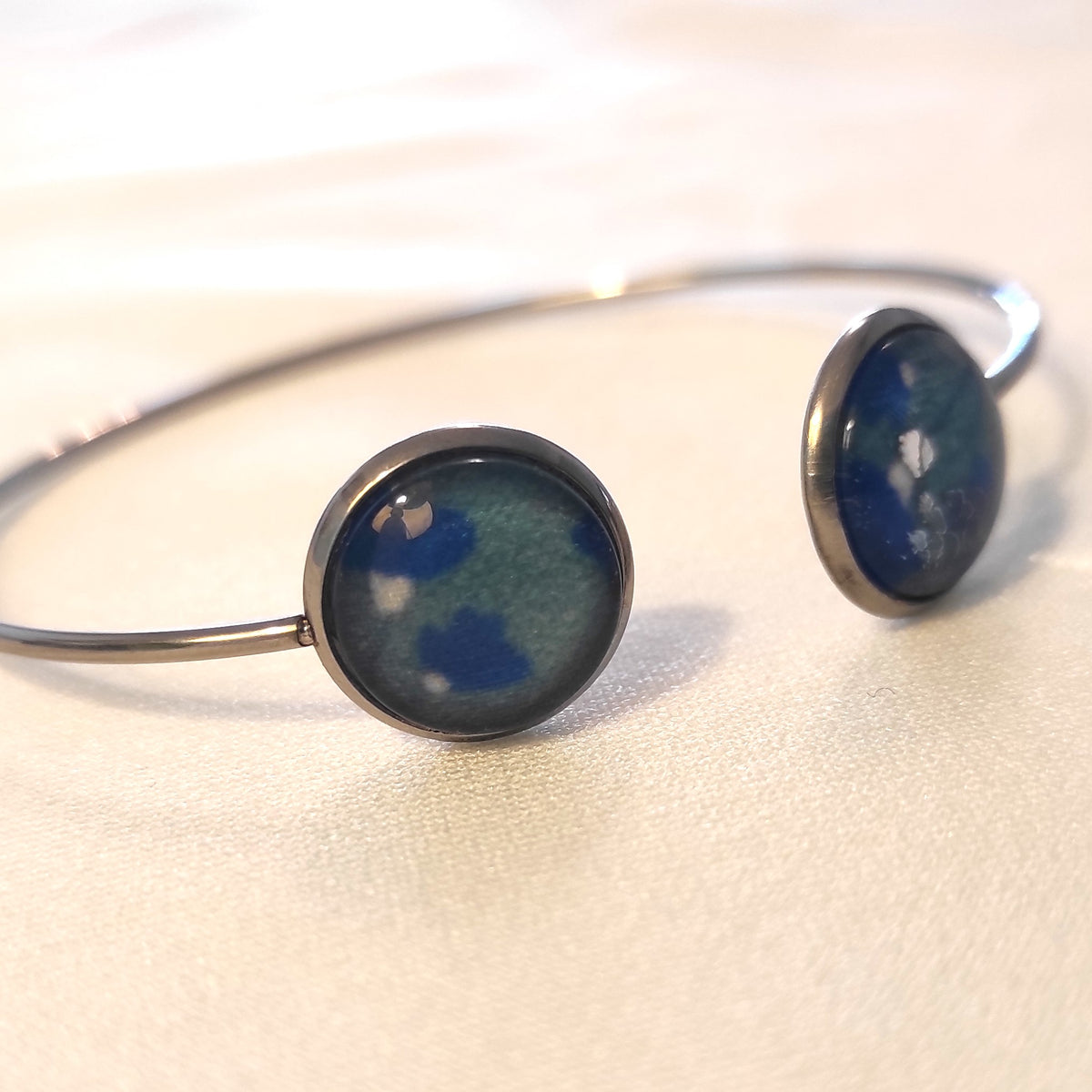 Bracelet fleurs bleues fond bleu détail