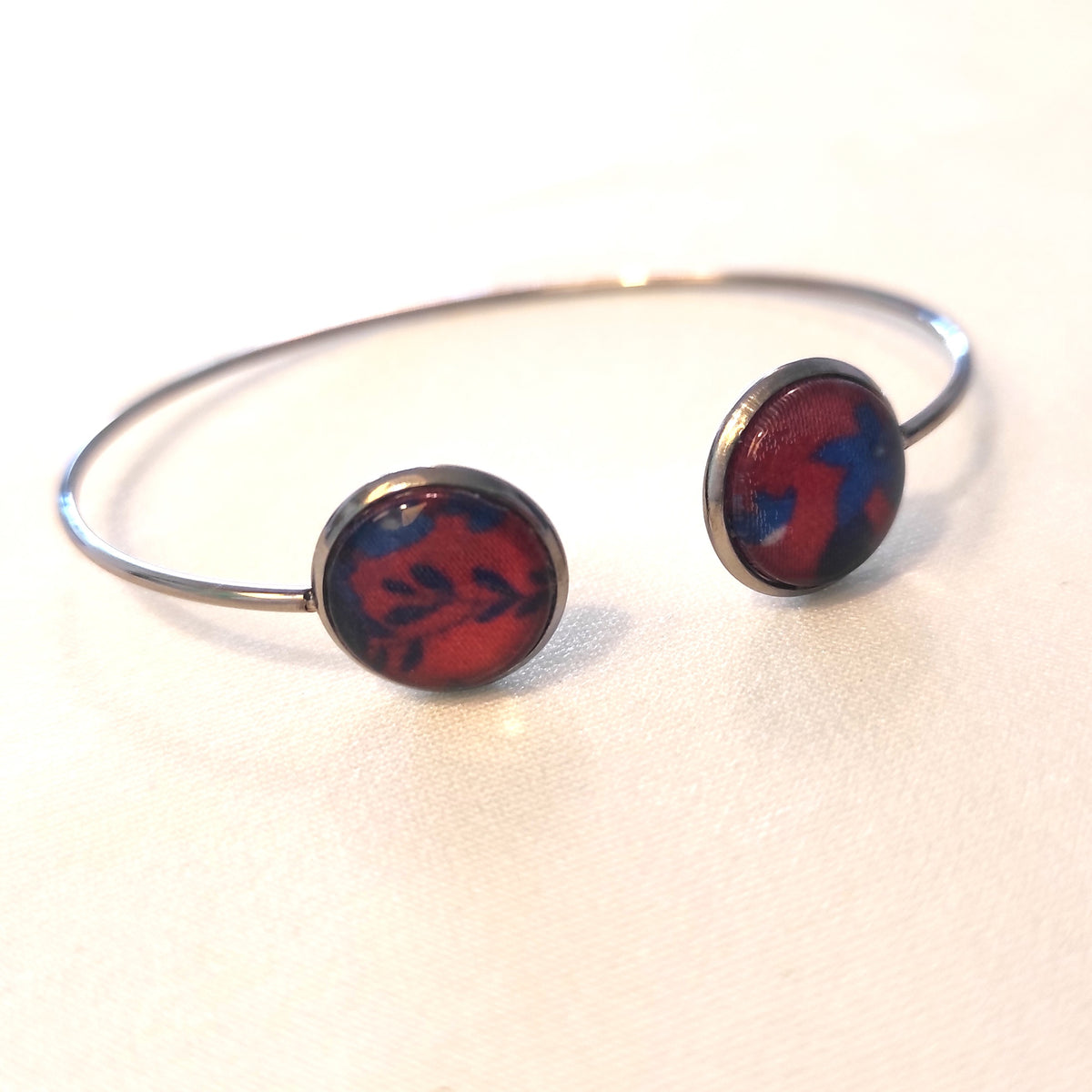 Bracelet acier inoxydable réglable fleurs bleues fond paprika
