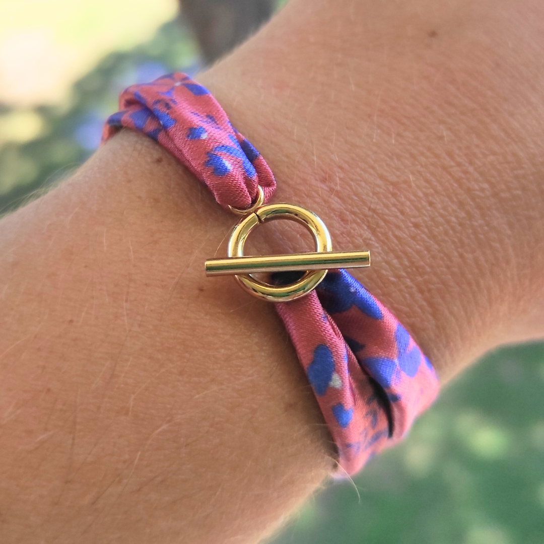 Bracelet en tissu satin motif paprika, et fleurs bleues, avec fermoir anneau en acier inoxydable couleur doré.