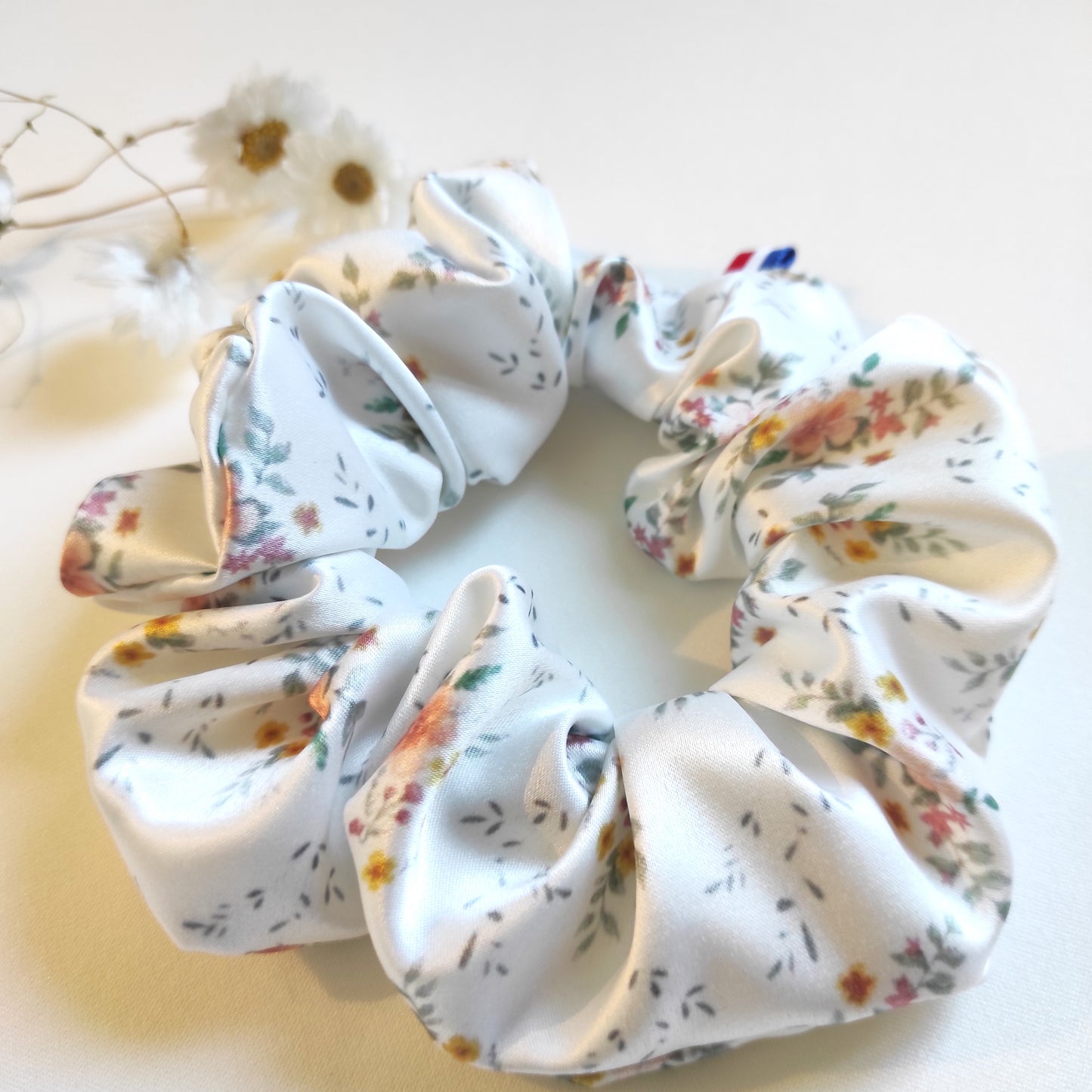 Chouchou en satin au motif fleurs aquarelle dessiné et fabriqué par Fanny Agustin.