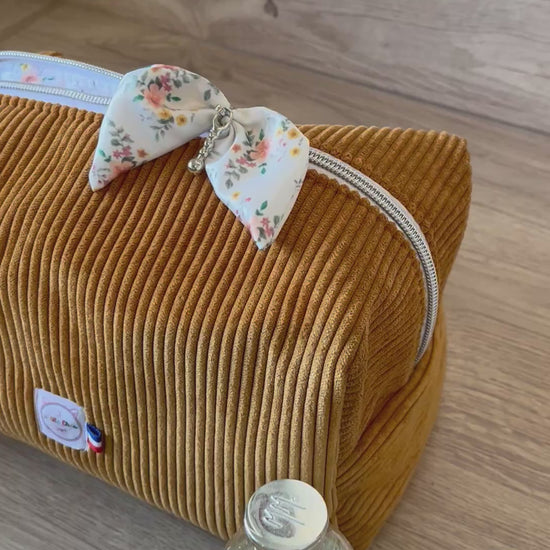 Trousse de toilette avec intérieur motif fleuri en cretonne de coton. Le motif est dessiné par Fanny Agustin.
