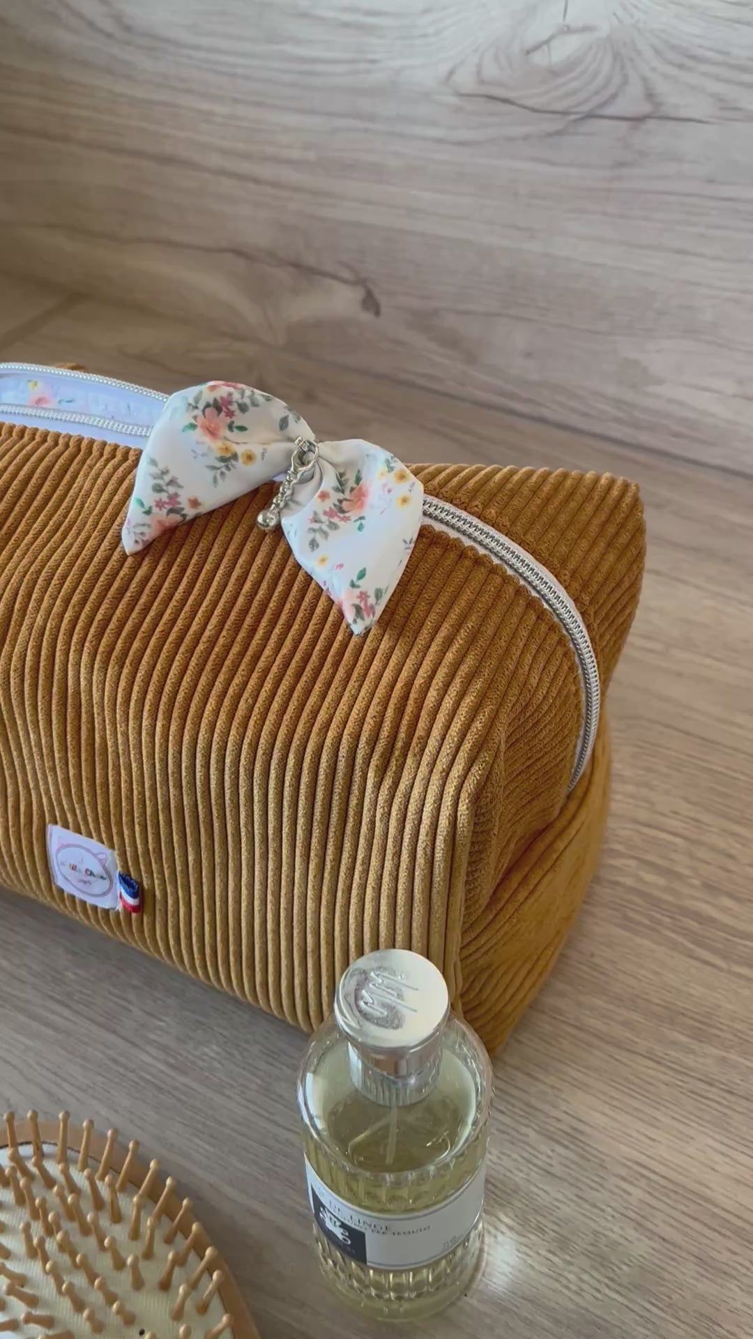 Trousse de toilette avec intérieur motif fleuri en cretonne de coton. Le motif est dessiné par Fanny Agustin.