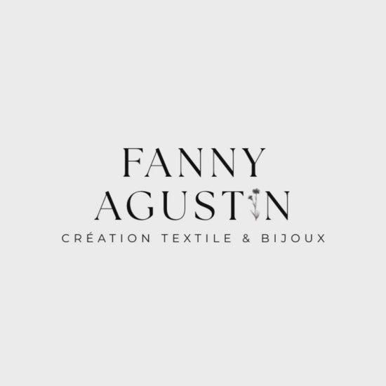 Vidéo du sa besace porté, en sac à main ou bandoulière. L'intérieur du sac en gabardine de coton bleu klein est mis en avant avec les poches et logo. Un porte monnaie assorti est à l'intérieur du sac.