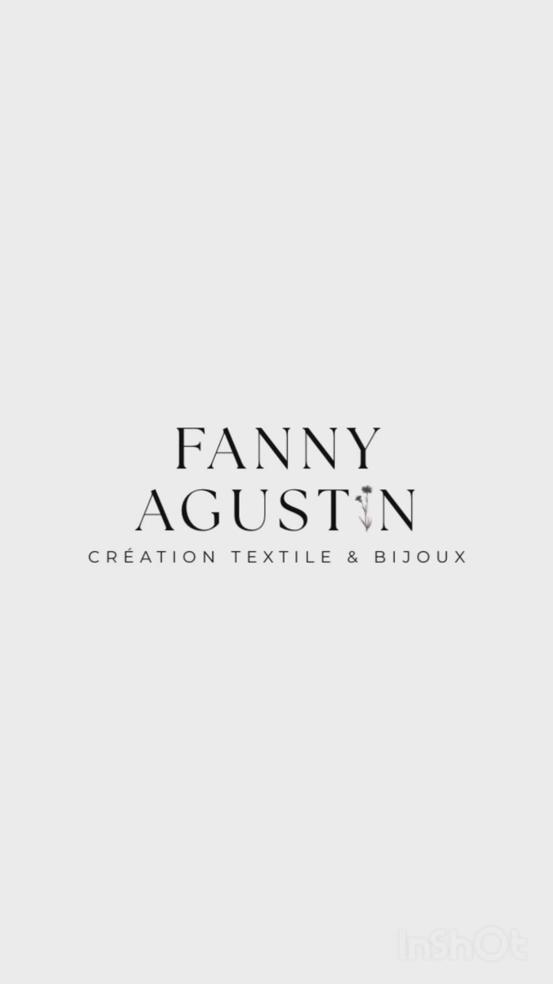 Vidéo du sa besace porté, en sac à main ou bandoulière. L'intérieur du sac en gabardine de coton bleu klein est mis en avant avec les poches et logo. Un porte monnaie assorti est à l'intérieur du sac.