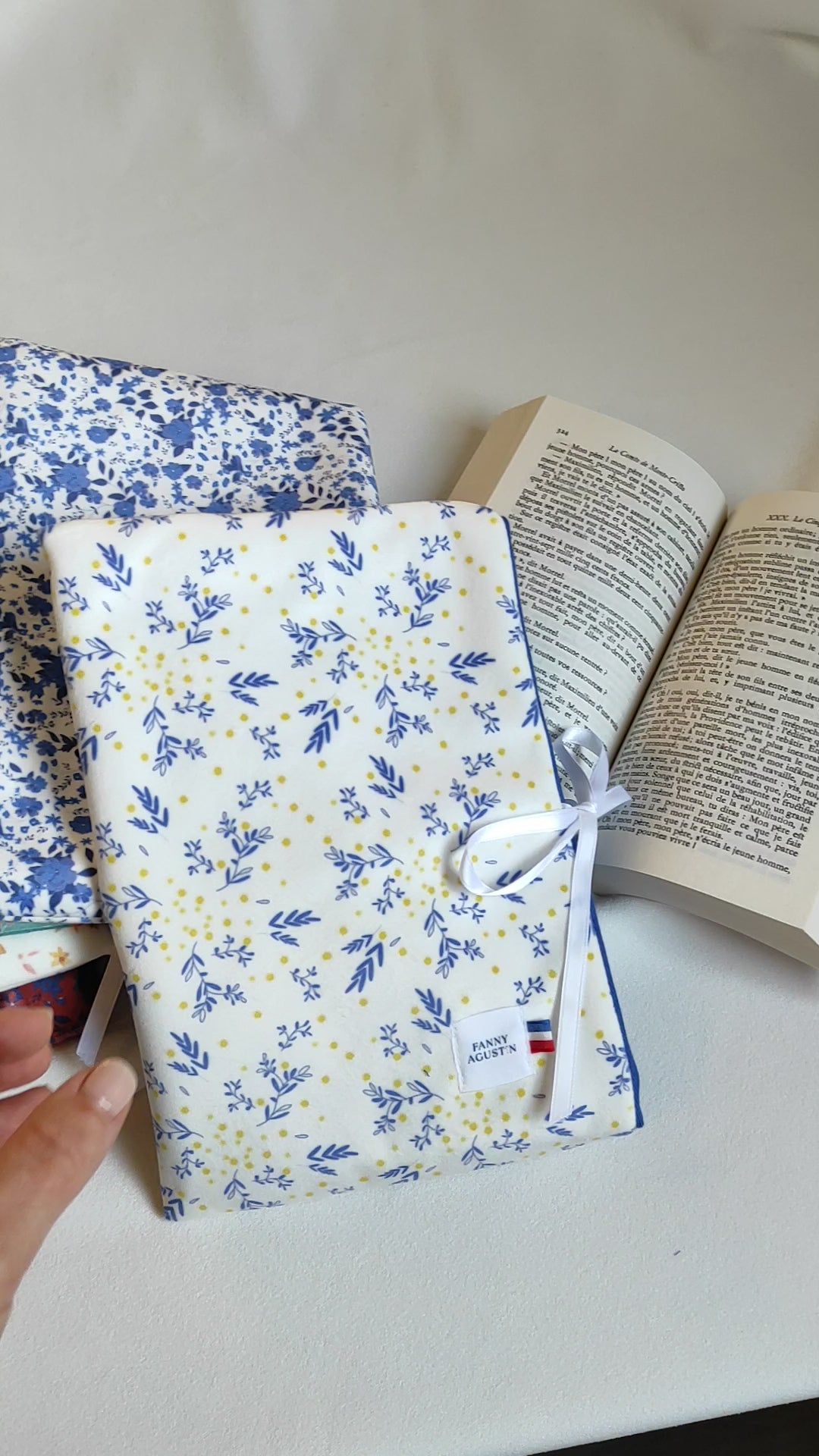 Pochettes à livre, tous les motifs en velours fleuris dessinés par Fanny Agustin, fabrication Française artisanale.