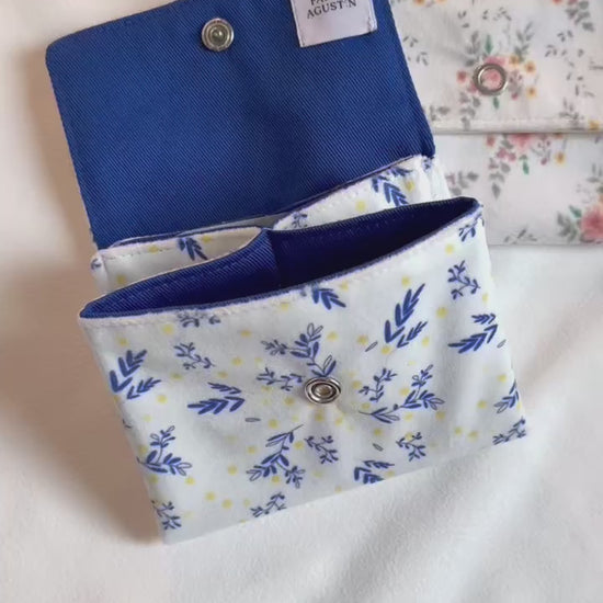 Portes monnaie et porte en cartes compartimenté en velours fleuri dessiné  et fabrication Française par Fanny Agustin. Ces portes- monnaie sont personnalisables.