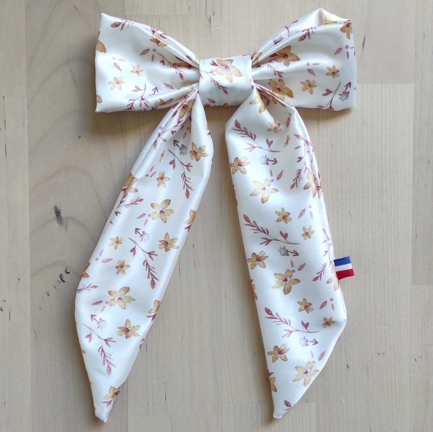 Grande barrette cheveux en satin au motif floral