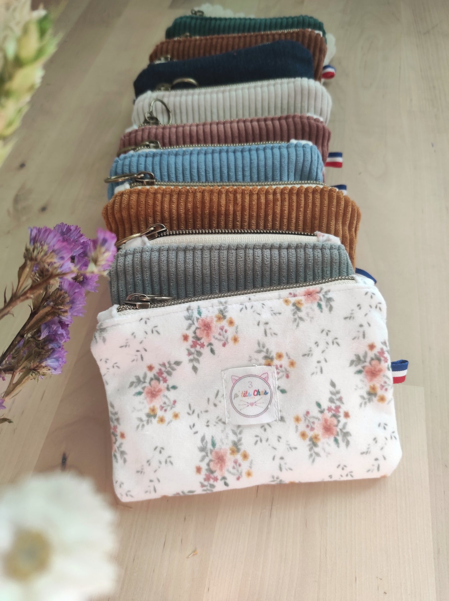 Portes monnaie réalisés par 3 ptits Chas créa, à la main. Création du tissu au motif fleuri, dessiné par mes soins et imprimé sur du velours. 