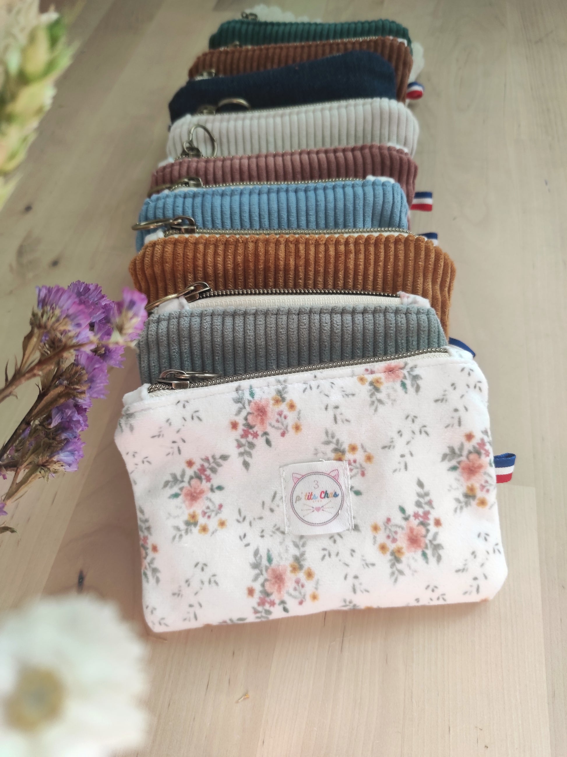 Portes monnaie réalisés par 3 ptits Chas créa, à la main. Création du tissu au motif fleuri, dessiné par mes soins et imprimé sur du velours. 