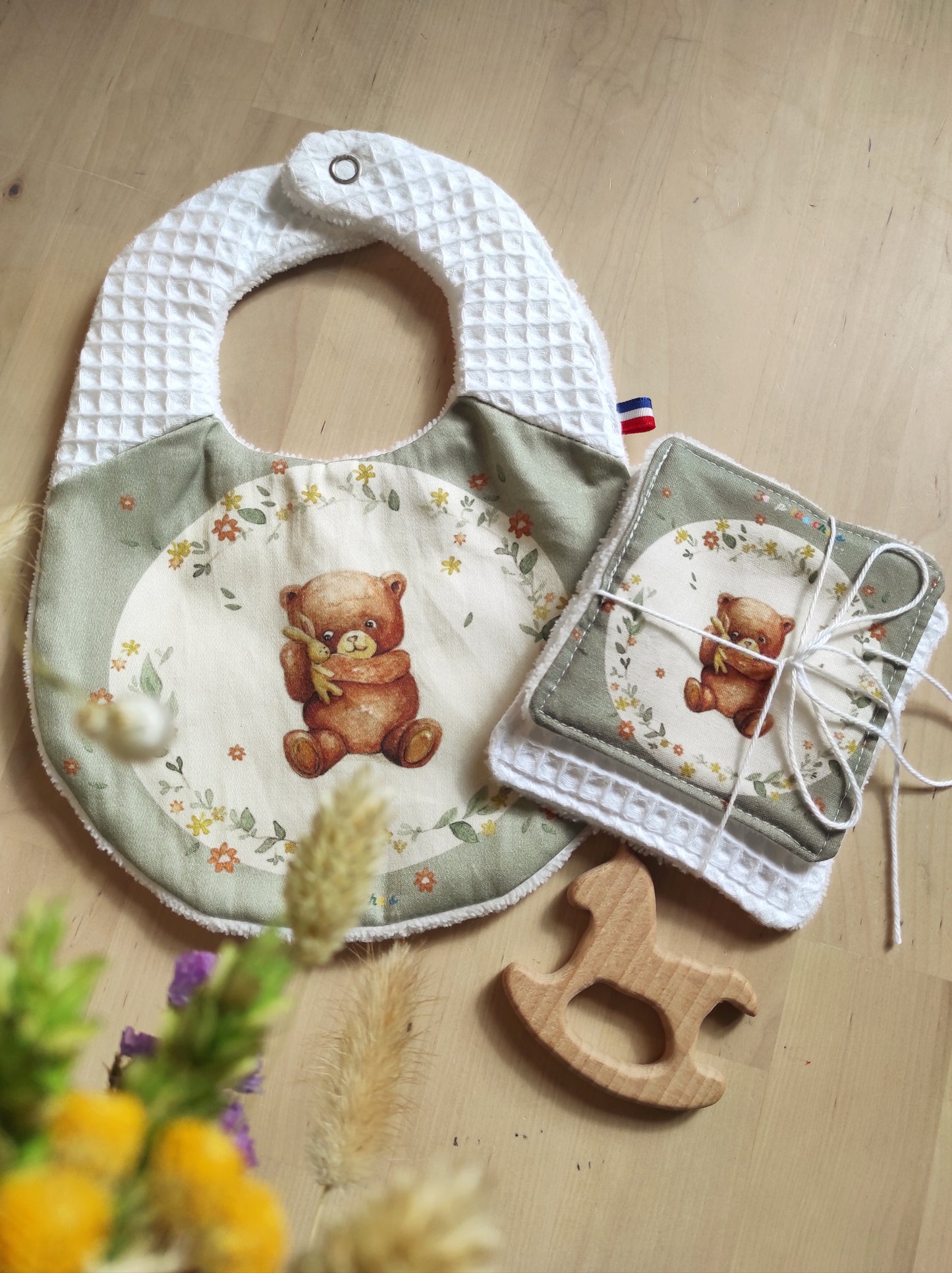 Coffret cadeau naissance – Bavoir coton bio personnalisable, lingettes bio & hochet bois