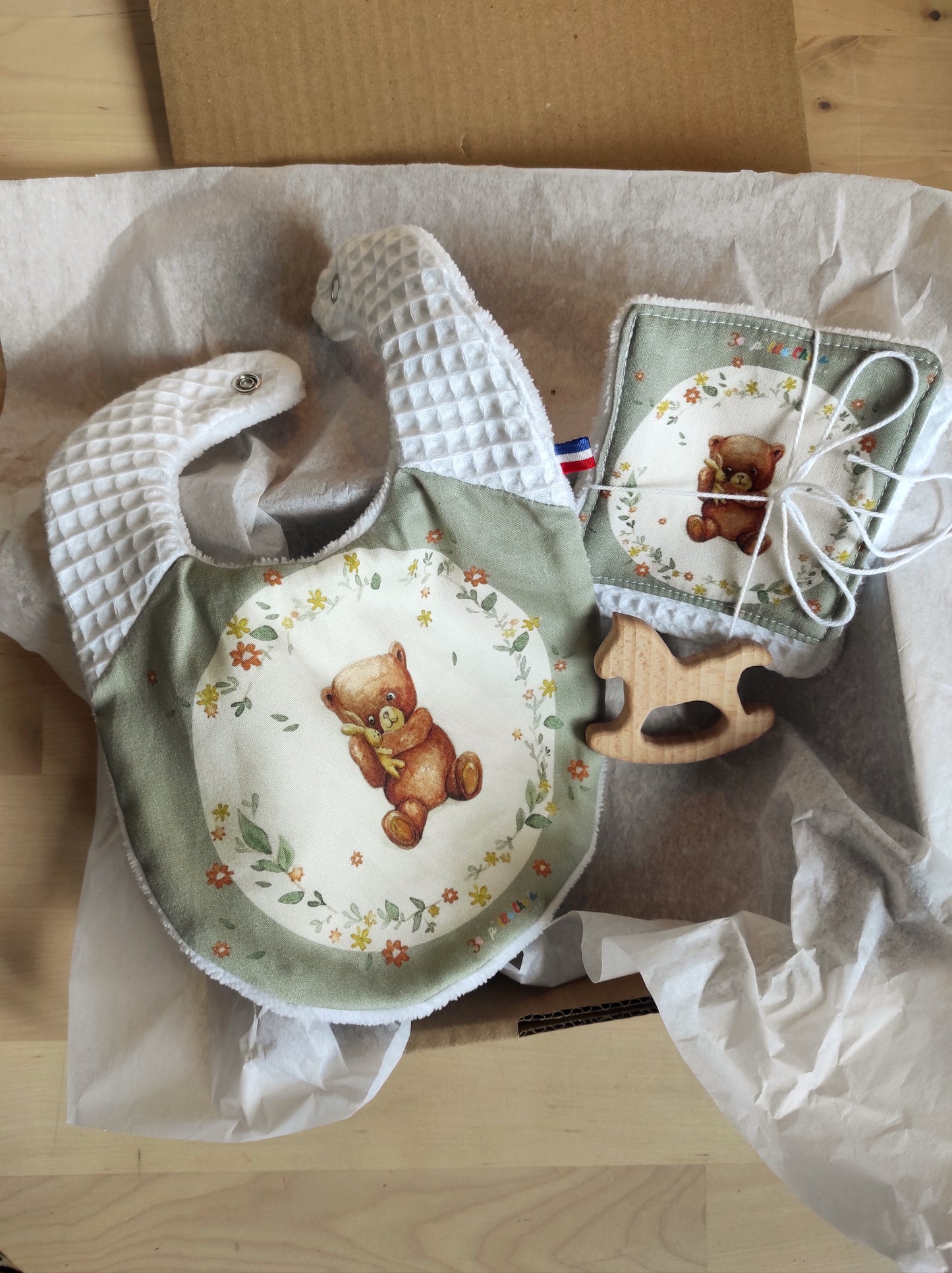 Coffret cadeau naissance – Bavoir coton bio personnalisable, lingettes bio & hochet bois
