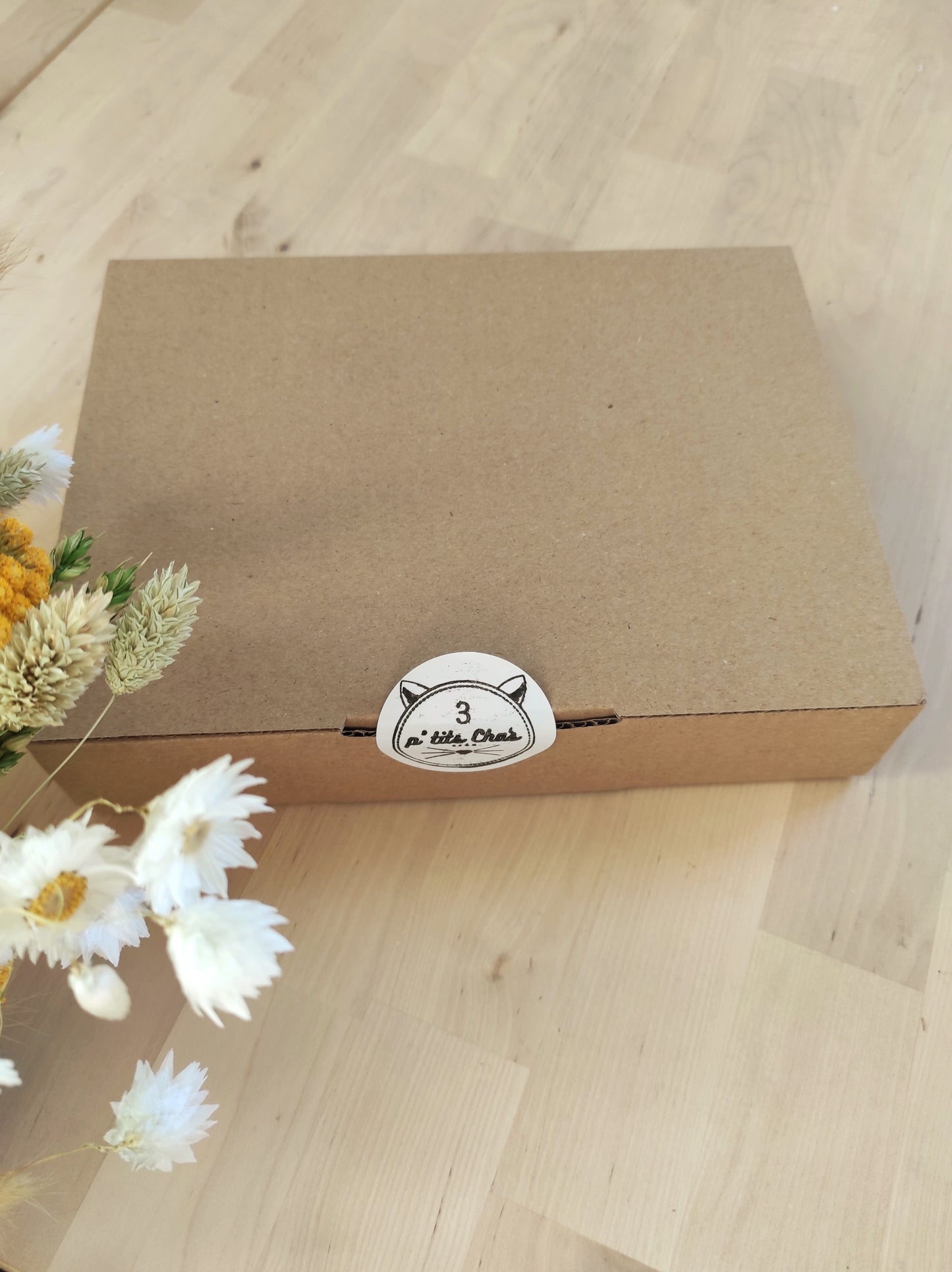 Coffret cadeau naissance – Bavoir coton bio personnalisable, lingettes bio & hochet bois
