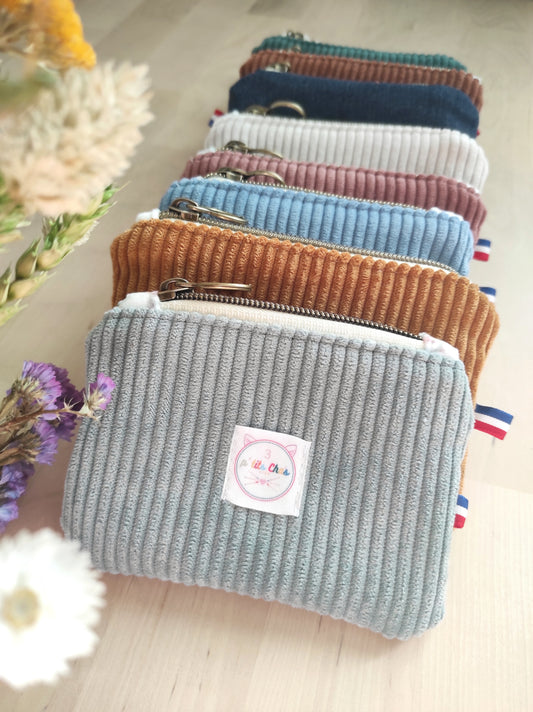 Portes monnaie en velours côtelé, réalisés artisanalement par 3 ptits Chas créa. 