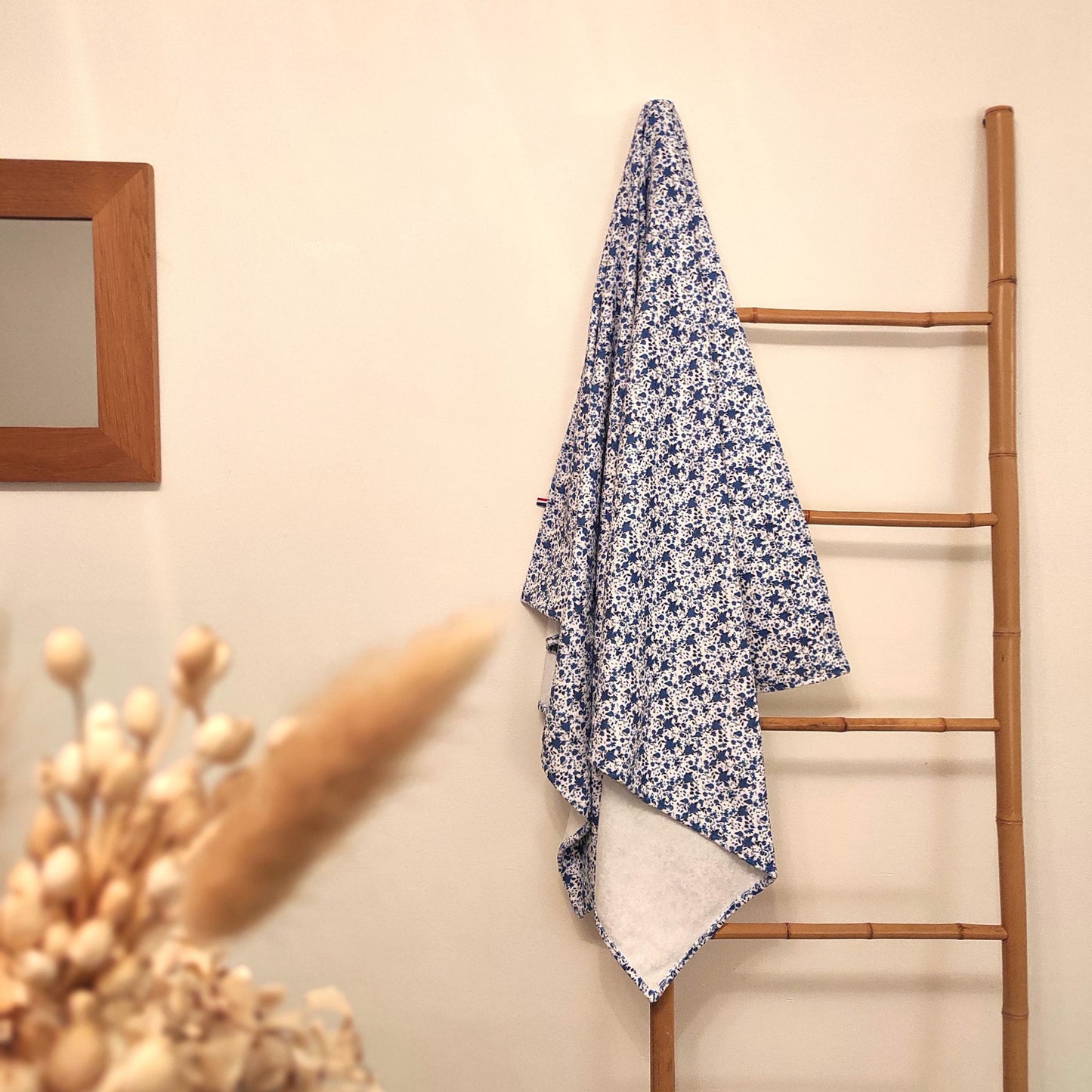 Rendu serviette petites fleurs bleues 